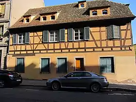 Maisonfaçade et toiture sur rue