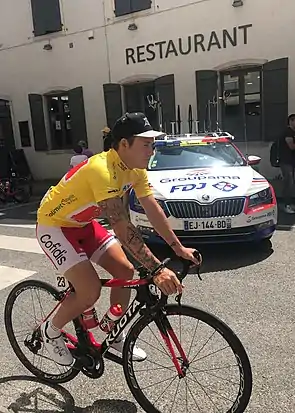 Hugo Hofstetter au lendemain de sa victoire, portant le maillot jaune de leader du classement général.