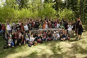 Les enfants de Ferland-et-Boilleau devant le Tacon Site des Forêts. Il appartient à la communauté de Saint-Ludger-De-Milot, Québec, Canada.