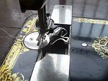 Dans une machine à navette, la navette est en place.