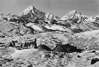 Camp sur la moraine du glacier de Zemu après une chute de neige.