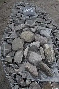 Sur le Tacon Site de la fécondité, une sculpture de pierres des champs représentant une femme enceinte.