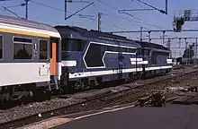 Deux locomotives BB 67400 au départ d'un Clermont-Ferrand – Paris en 1989