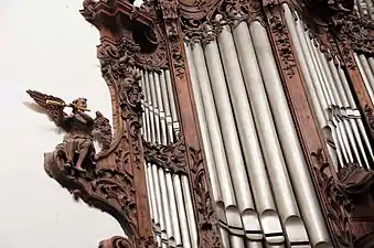 Photographie couleur d'une partie d'un orgue décoré d'anges musiciens.