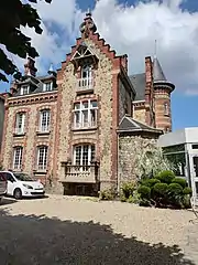 Boulevard Charles-de-Gaulle, Sannois (Val-d'Oise) : maison en meulière à pignon à pas de moineaux.