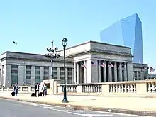 Immeuble de style néo-classique américain avec un pavillon central cubique avec six colonnes et deux ailes