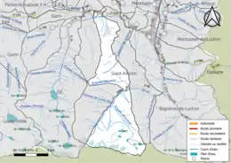 Carte en couleur présentant le réseau hydrographique de la commune