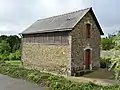 Ancien séchoir à lin situé dans la partie est du bourg.