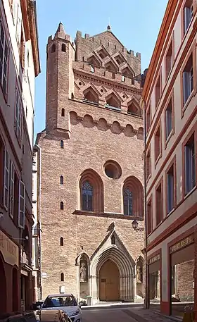 Façade d'une église en briques rouges de style gothique.