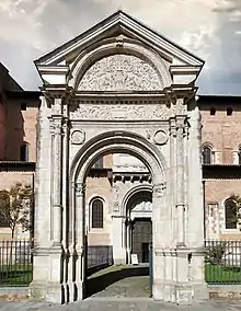 Vestige d'une enceinte qui entourait Saint-Sernin, un portail des années 1530.