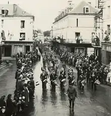 Photographie en noir et blanc d'un défilé militaire.