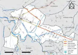 Carte en couleur présentant le réseau hydrographique de la commune