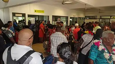 Des passagers dans le hall de l'aéroport de Hihifo en 2017.