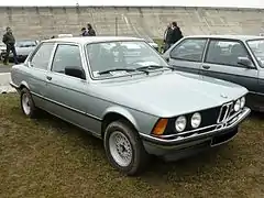 Vue 3/4 avant d'une BMW 323i E21.