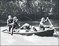 Soldats de la 32e division d'infanterie des États-Unis sur la rivière Girau transportant du ravitaillement