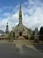 L'église paroissiale Saint-Jean-Baptiste et le monument aux morts.