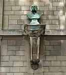 Buste de Jules Ferry au no 33 bis.