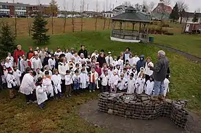 Les élèves de l'école déguisés en pigeon observant Jocelyn Maltais sur le Tacon Site des Patenteux.