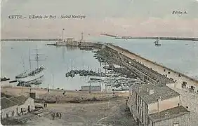 Carte postale de l'entrée du port et de la société nautique (environ 1905).