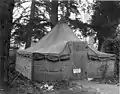 Latrines des officiers, sous tente, en 1945