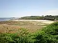 La plage de Poul Rodou vue de l'ouest depuis le GR 34. À l'arrière-plan la pointe de Lezingard (en Locquirec)