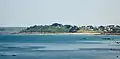 Locquirec : la pointe du Corbeau et la plage des Sables Blancs vus depuis le GR 34 à l'ouest de Poul Rodou (en Guimaëc).