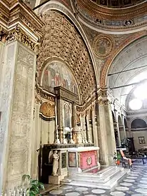 Vue latérale gauche du Trompe-l'Œil avec le bas-relief aux colonnes en raccourci.