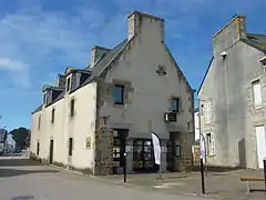 La maison prévôtale (XVIIe siècle) ; désormais Office du tourisme.