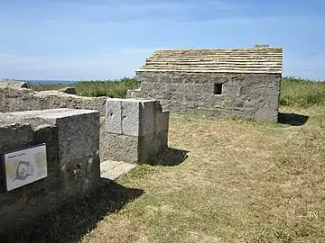 La batterie de l'Aber Ildut : le corps de garde et le magasin à poudre.