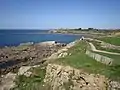 Le GR 34 et la Pointe de Penzer vus depuis les environs du Mémorial des marins morts pour la France.