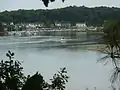 Le hameau de Bélon (en Moëlan-sur-Mer) vu depuis la presqu'ile de confluence entre l'anse de Penmor et la rivière (ria) de Belon (en Riec-sur-Bélon).