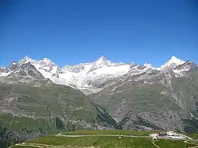 Vue du Trifthorn, au centre, entre le Zinalrothorn à droite et l'Ober Gabelhorn à gauche