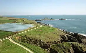 La Pointe Saint-Mathieu du sommet du phare : le littoral en direction de l'est (à l'arrière-plan les îlots rocheux des Rospects).