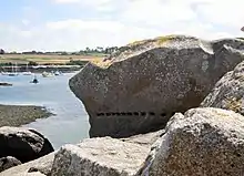 Traces de l'amorce de découpe de ce rocher granitique en vue de son extraction qui a été abandonnée (zone du Cléguer, entrée nord de l'Aber Ildut).