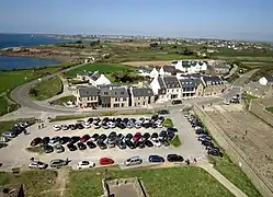 La Pointe Saint-Mathieu du sommet du phare : le  parking et le hameau de Saint-Mathieu.