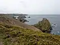 Les falaises entre Ménez Kermaden et la Pointe de Penharn, qui est visible à l'arrière-plan (celle-ci se trouve dans la commune de Cléden-Cap-Sizun).