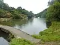 Le fond de l'anse de Penmor à marée haute (vue depuis la passerelle située devant le moulin Édouard).