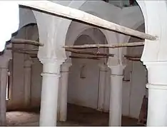 Vue sur l'intérieur d'une mosquée avec des arcades