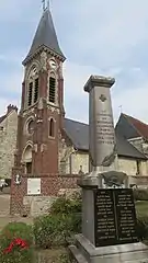 L'église Saint-Martin et le monument aux morts.