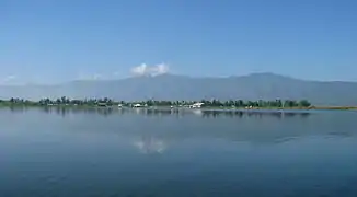 S'étendant sur 287 km², le lac Loktak est le cœur de la vallée du Manipur, issu des divers cours d'eau descendants des monts l'entourant.