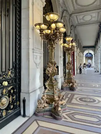 Grande torchère de style néo-Louis XIV Les Quatre Éléments, exécutée par la maison De Marnyhac et présentée à l'Exposition universelle de 1878 (entrée du grand hôtel The Westin Paris-Vendôme, 3 rue de Castiglione, Paris).