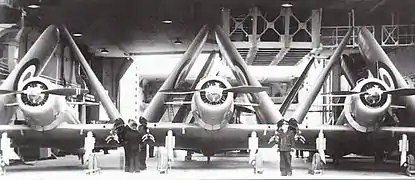 Des Vought V-156F dans le hangar du Béarn.
