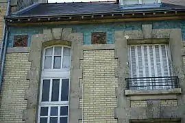 Sur la façade du trois, architectes Edmond Herbé et Maurice Deffaux.