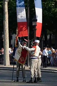 Des légionnaires du 3e régiment étranger d'infanterie déploient leur drapeau avant le défilé du 14 juillet 2013 sur les Champs-Elysées.