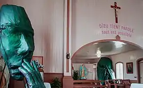 Pierres Nomades débuta par une cérémonie religieuse dans la chapelle Saint-Cyriac. Le célébrant a reçu les présents et les offrandes en hommages aux pèlerins.