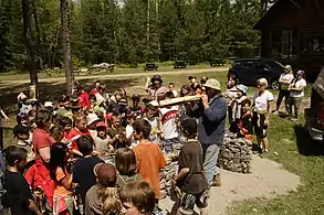 Jocelyn Maltais accompagnant les élèves qui déposent leurs Arbres Flûtes dans le Tacon Site des Forêts.