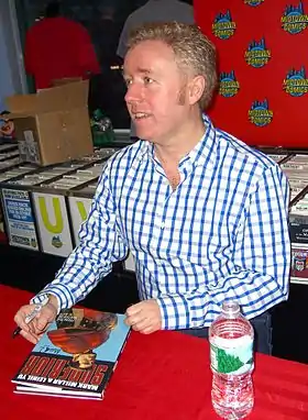 L'auteur Mark Millar dédicace une édition collector à Midtown Comics, à Manhattan