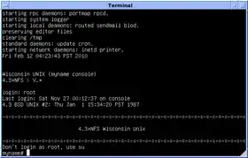 Simulation d'un écran de login BSD 4.3 sur VAX-11/780 (Université du Wisconsin) : on peut lire "4.3 BSD UNIX" et "4.3+NFS".