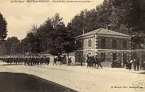 Entrée de la caserne du 34e régiment de ligne de retour des manœuvres - année inconnue, environ 1910