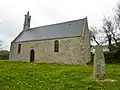 La chapelle de Sanspé (Sanspez), dite aussi chapelle de Sainte-Espérance : vue méridionale, et la stèle de l'Âge du Fer.